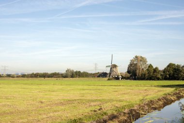 Hollanda 'nın kırsal kesiminde Hollanda değirmeni 