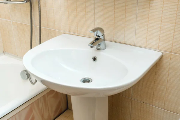 Das Foto eines Waschbeckens im Badezimmer — Stockfoto