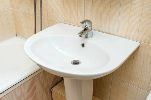 A foto de uma pia em um banheiro — Fotografia de Stock