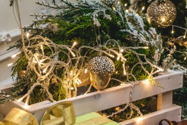 Yeşil ağaçlı güzel yeni yıl oyuncakları.