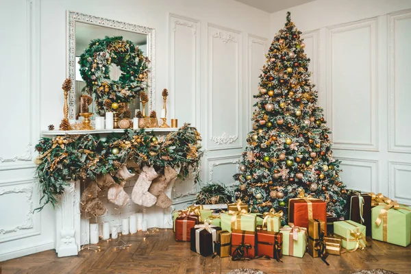 Yeni yıl arifesi oyuncaklarla süslenmiş yeşil ağaçlar hediyelerle süslenmiş.