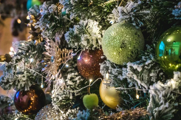 Foto von schönen Neujahrsspielzeug mit grünem Baum — Stockfoto