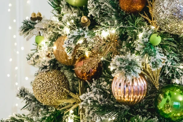 Foto von schönen Neujahrsspielzeug mit grünem Baum — Stockfoto