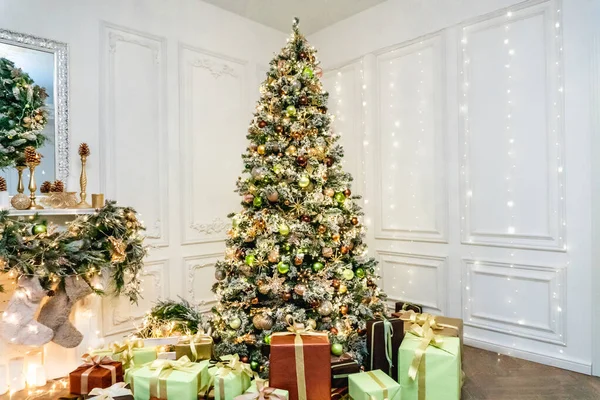 Kurdeleli yeni yıl hediyeleriyle süslenmiş kutular. 