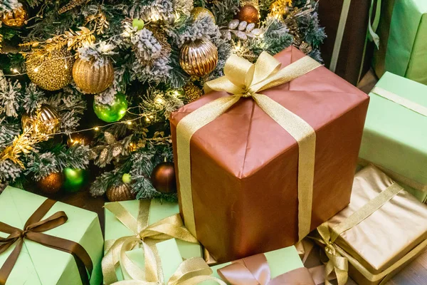 Scatole decorate con regali di Capodanno legate con nastri — Foto Stock