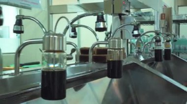 Ameliyattan önce cerrahın ellerini yıkamak için lavabo ve vinçlerle dolu bir oda.