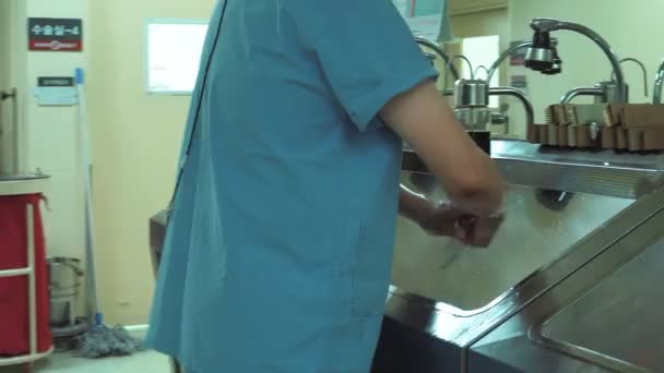 Médecin Chirurgien Peignoir Lave Les Mains Dans Lavabo Avant Chirurgie — Video