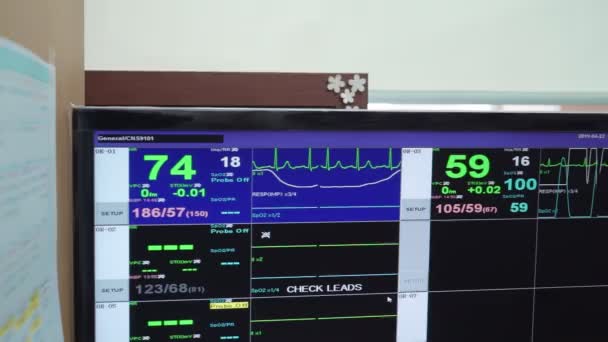Monitoraggio Che Mostra Grafici Con Gli Indicatori Vitali Del Paziente — Video Stock