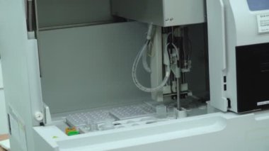 Hastaları büyük miktarlarda cam şişelerde test etmek için modern otomatik laboratuvar kurulumu