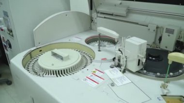 Hastaları büyük miktarlarda cam şişelerde test etmek için modern otomatik laboratuvar kurulumu