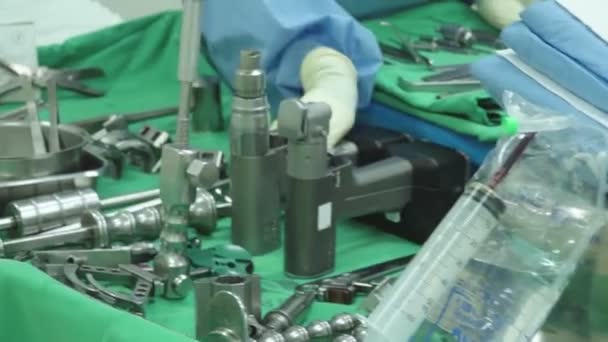 Vorbereitung Der Medizinischen Werkzeuge Auf Dem Tisch Operationssaal Durch Assistenten — Stockvideo