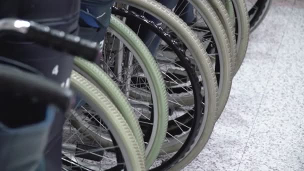 Πολλοί Λέβητες Αναπηρικού Αμαξιδίου Τροχούς Στέκεται Στο Ιατρικό Κέντρο Από — Αρχείο Βίντεο