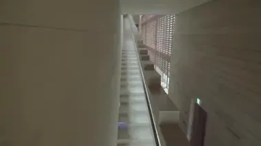 Odadaki beyaz kablolarda sarkan olağandışı küresel şekilli ışıklar.
