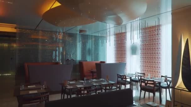Ресторан Столами Софами Яркими Залами Люстрами Большими Окнами — стоковое видео
