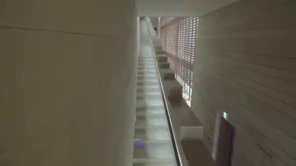 Ovanliga Ljus Sfärisk Form Hängande Vita Trådar Rummet — Stockvideo