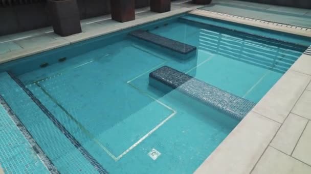 Piscina Agua Azul Calle Azotea Casa Rodeada Una Red Madera — Vídeos de Stock