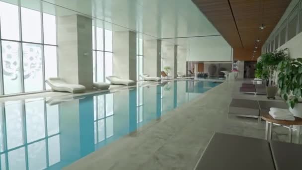 Piscina Acqua Blu Una Grande Stanza Con Ampie Finestre Lettini — Video Stock