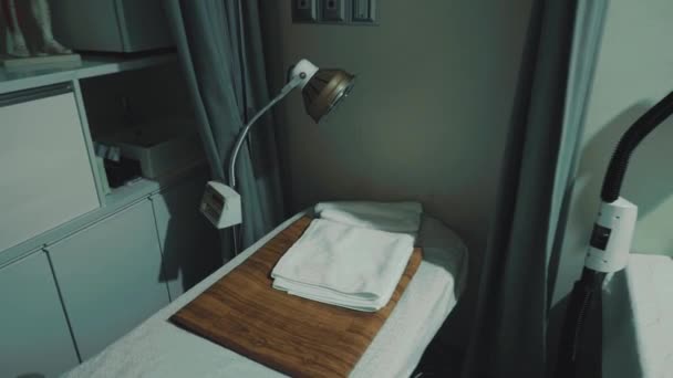病気の患者のためのベッド付きの医師の部屋コンピュータでテーブルを回転させ — ストック動画