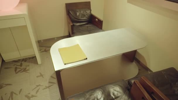 Sala Médicos Para Recibir Pacientes Enfermos Con Una Mesa Vómitos — Vídeo de stock