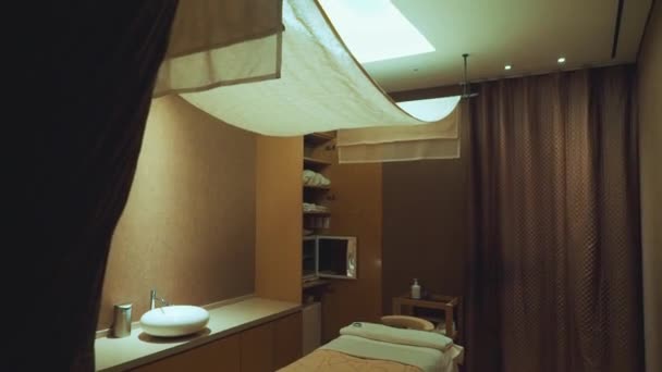 Habitación Oscura Con Consagración Multicolor Pequeño Estanque Esquina Habitación — Vídeo de stock