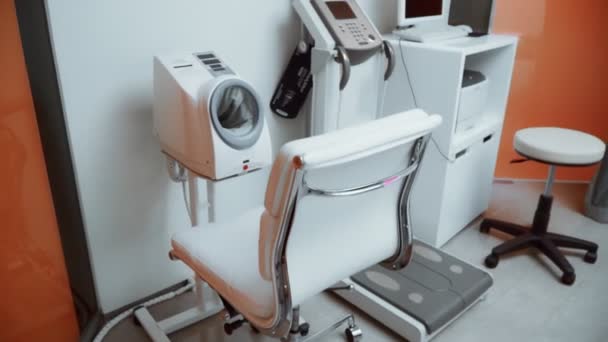 Медична Кімната Огляду Пацієнтів Обладнанням Перевірки Біометричних Показників Пацієнтів — стокове відео