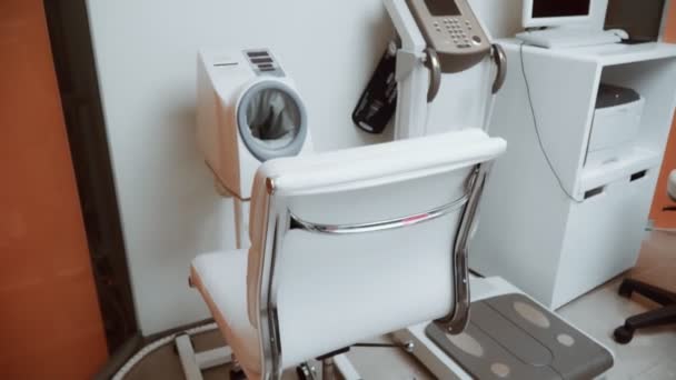 患者の生体指標を確認するための機器を持つ患者を検査するための医療室 — ストック動画
