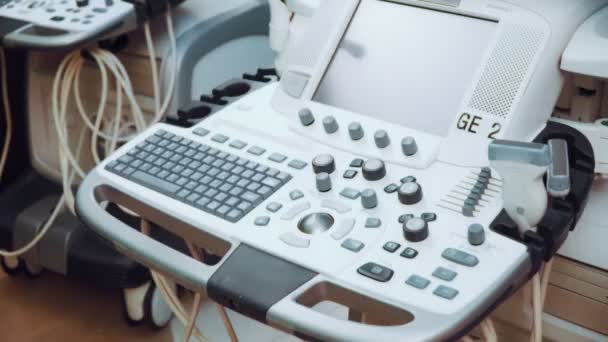 キーで超音波機器を持つ患者を検査するための明るい医療室 — ストック動画