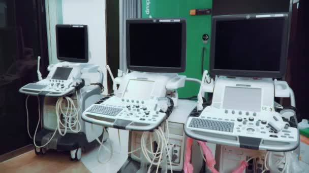 Světlá Lékařská Místnost Pro Vyšetření Pacientů Ultrazvukovým Vybavením Klíči — Stock video