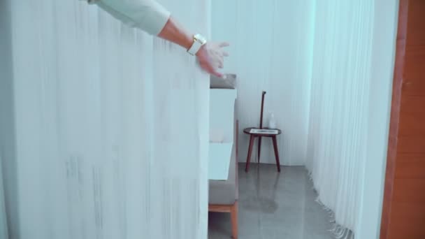 明亮的医务室内衬有窗帘 治疗后可在舒适的床上手工打开休息 — 图库视频影像