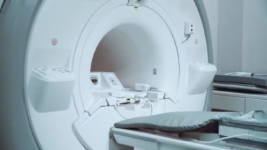 İnsan vücudunu yakından incelemek için beyaz manyetik rezonans tomografisi olan bir oda. 