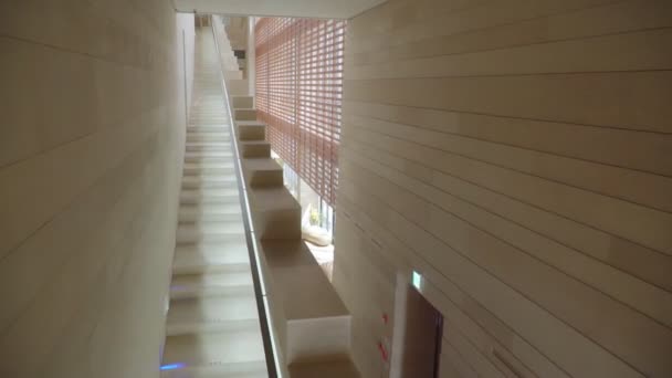 Grand Escalier Granit Dans Une Grande Pièce Avec Fenêtres Murs — Video