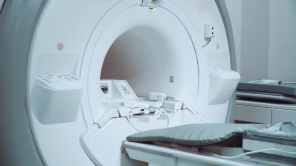 Rum Med Vit Magnetisk Resonanstomograf För Undersökning Människokroppen Närbild — Stockvideo