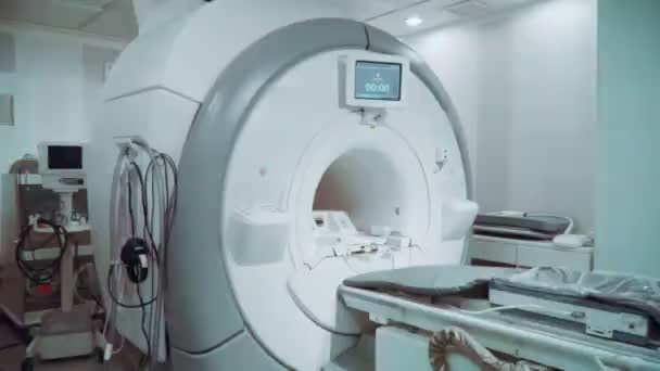 Rum Med Vit Magnetisk Resonanstomograf För Undersökning Människokroppen Närbild — Stockvideo
