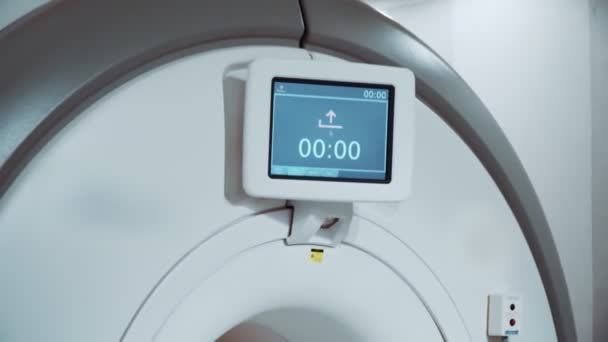 Habitación Con Tomógrafo Resonancia Magnética Blanca Para Examen Del Primer — Vídeo de stock
