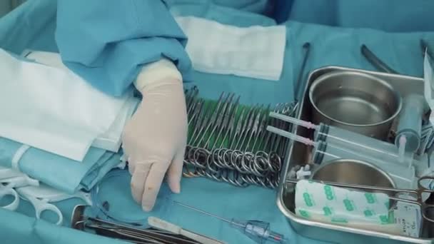 Vorbereitung Der Medizinischen Werkzeuge Auf Dem Tisch Operationssaal Durch Assistenten — Stockvideo