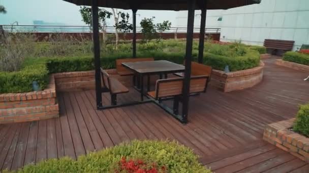 Gazebo Bois Avec Table Pelles Avec Plancher Bois Pousses Fleurs — Video