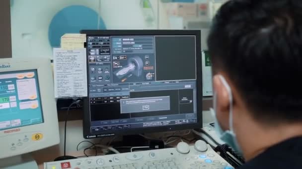 Médico Observa Resultados Dos Exames Paciente Monitor Computador Que Órgãos — Vídeo de Stock