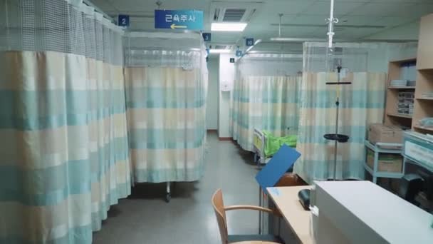 Приемные Полы Больнице Сделаны Закрытых Штор Подвешенных Потолку Закрывающих Больничные — стоковое видео