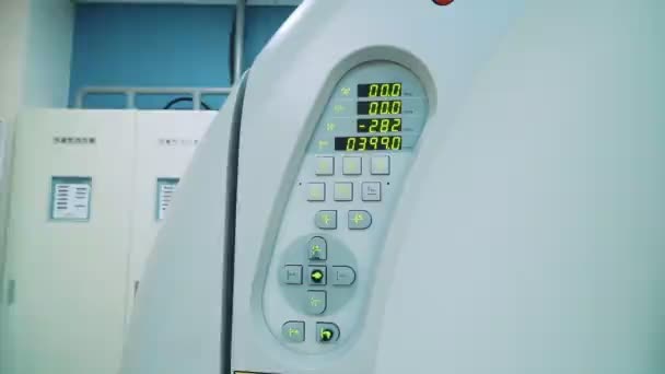 Habitación Con Tomógrafo Resonancia Magnética Blanca Para Examen Del Primer — Vídeo de stock