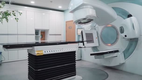 在房间里移动用非手术治疗恶性肿瘤的现代医疗设备 — 图库视频影像