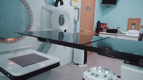 Μετακίνηση Στο Δωμάτιο Σύγχρονο Ιατρικό Εξοπλισμό Για Την Απομάκρυνση Των — Αρχείο Βίντεο