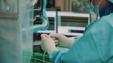 Doktorun ameliyat için gerekli aletleri hazırladığı modern tıp odası.