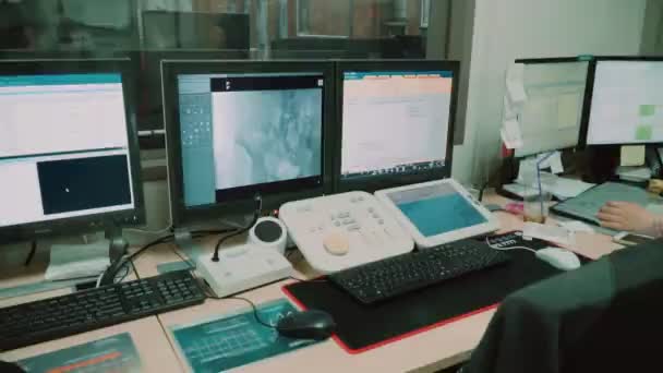Moderner Medizinischer Voroperationsraum Dem Ärzte Während Der Operation Auf Monitore — Stockvideo