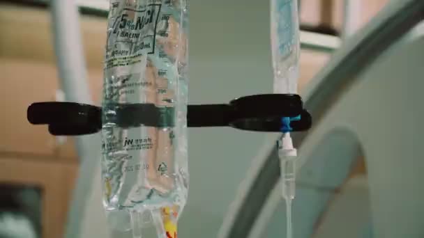 药物悬吊在柜台上的透明滴注 — 图库视频影像