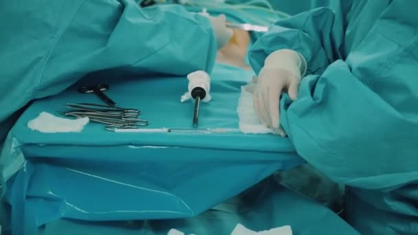 Ameliyat Odasındaki Masada Tıbbi Aletlerin Asistanlarının Hazırladığı Hazırlıklar — Stok video