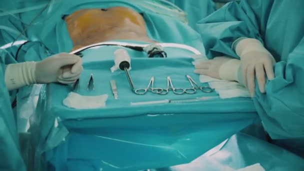 Ameliyat Odasındaki Masada Tıbbi Aletlerin Asistanlarının Hazırladığı Hazırlıklar — Stok video