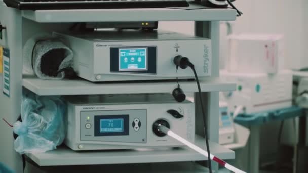 Nowoczesna Sala Operacyjna Której Lekarze Patrzą Monitory Danymi Biometrycznymi Pacjencie — Wideo stockowe