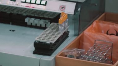 Cam mataralarda insan analizleri bir laboratuvar masasında duran bir mataranın üzerinde duruyor.