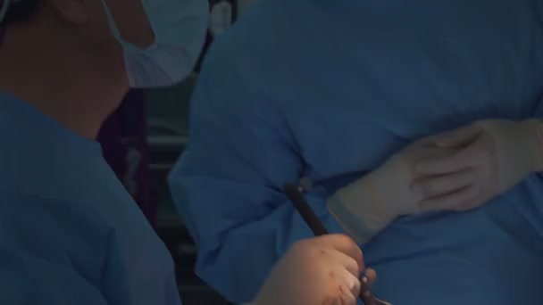 Chirurg Führt Operation Schädel Einer Person Mit Operativer Weihe Operationssaal — Stockvideo