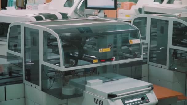 Moderní Automatizovaná Laboratorní Instalace Pro Testování Pacientů Skleněných Baňkách Velkých — Stock video